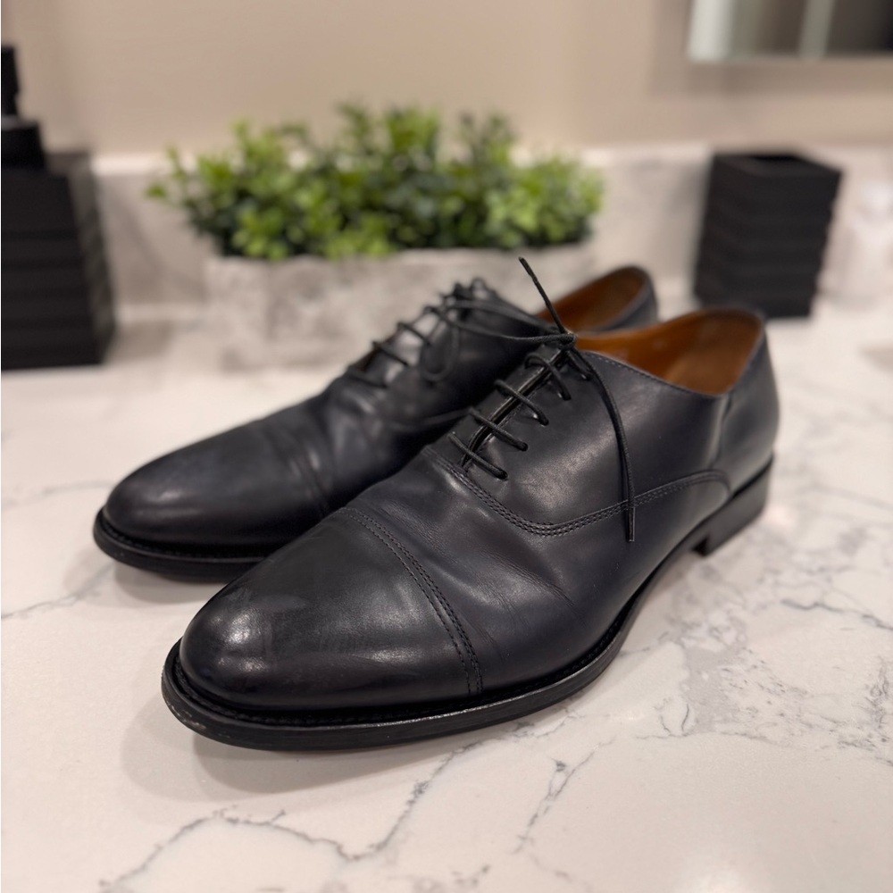 Doucal’s Classic Oxford Dress Shoes with Smooth Leather and Rounded Toe